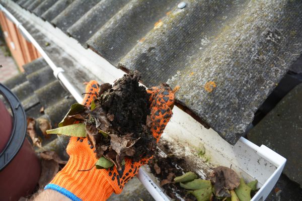 Cost of Seamless Gutter Cleaning in Lincoln